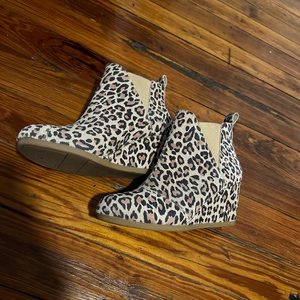 TOMS Desert Tan Leopard Suede Kelsy Bootie - Size 7